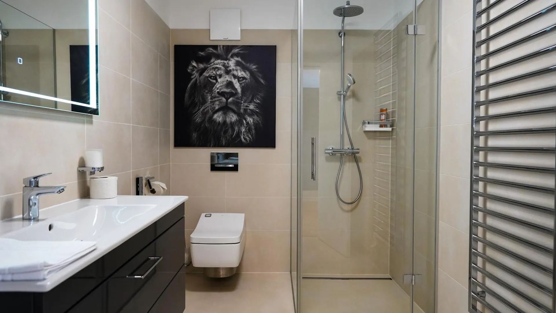 Modern Stylish Design Apartment With Free Parking Emily Viyana
