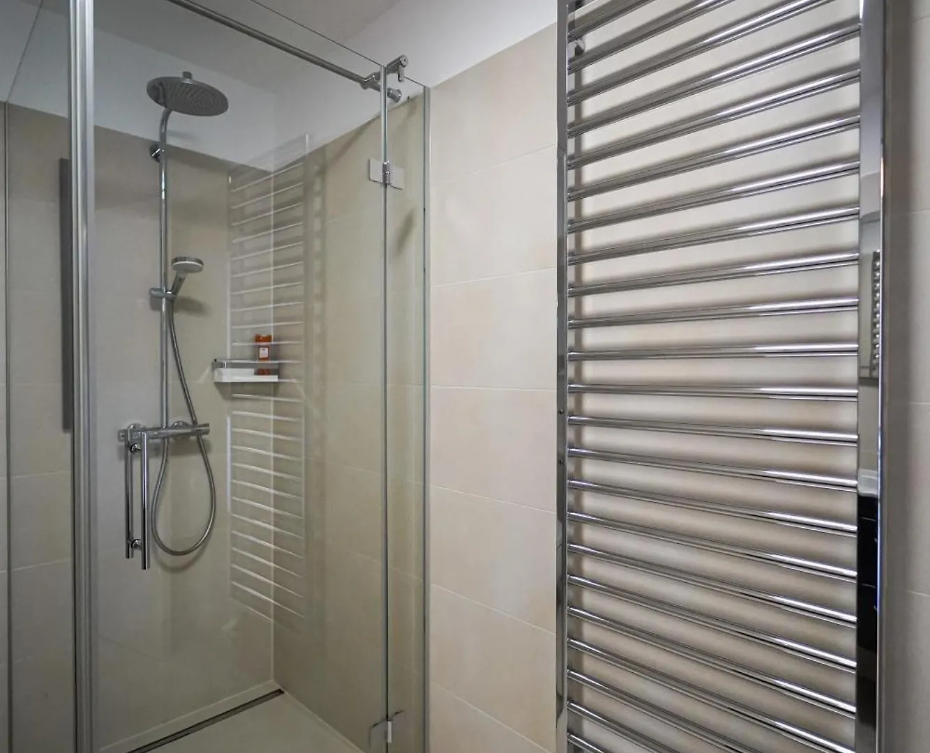 Modern Stylish Design Apartment With Free Parking Emily Viyana