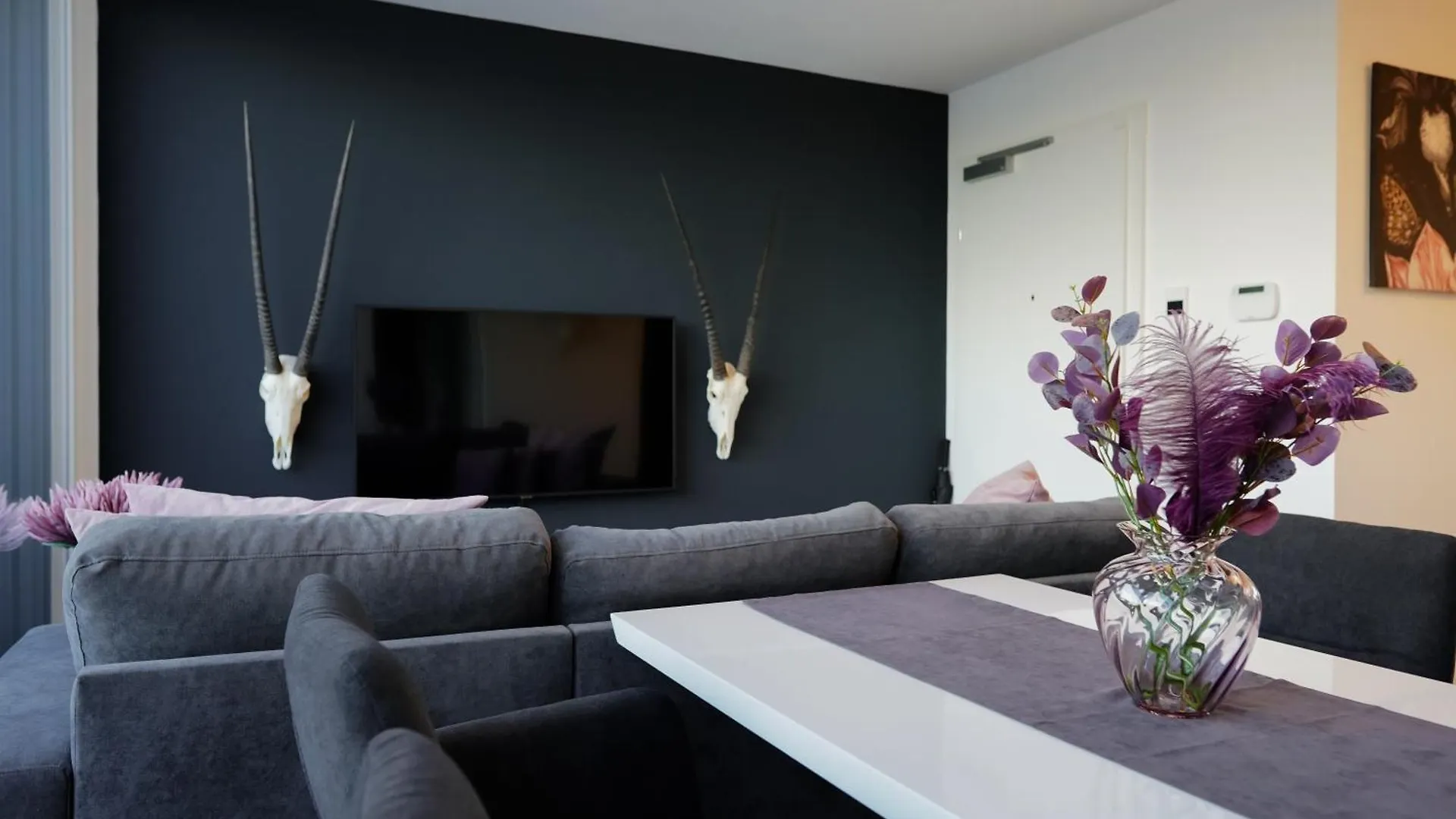 Modern Stylish Design Apartment With Free Parking Emily Viyana