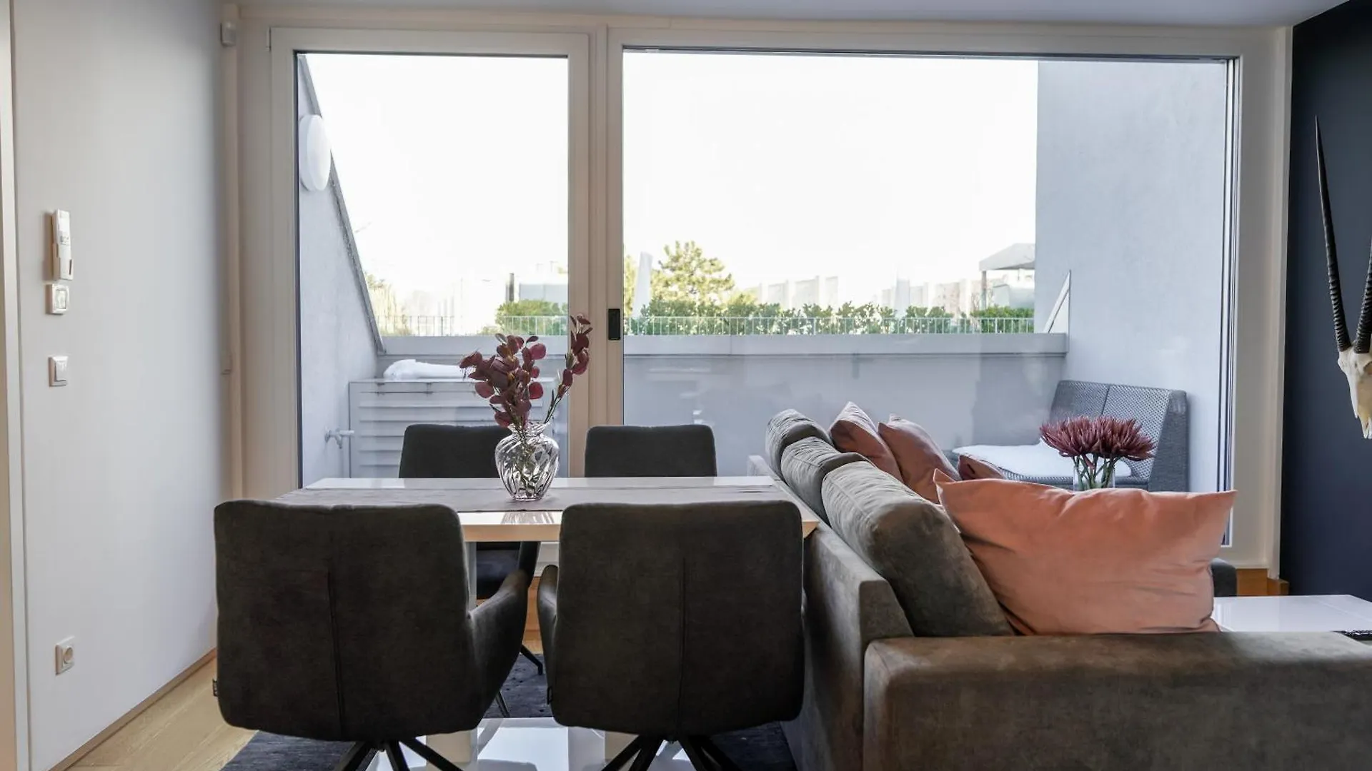 Modern Stylish Design Apartment With Free Parking Emily Viyana
