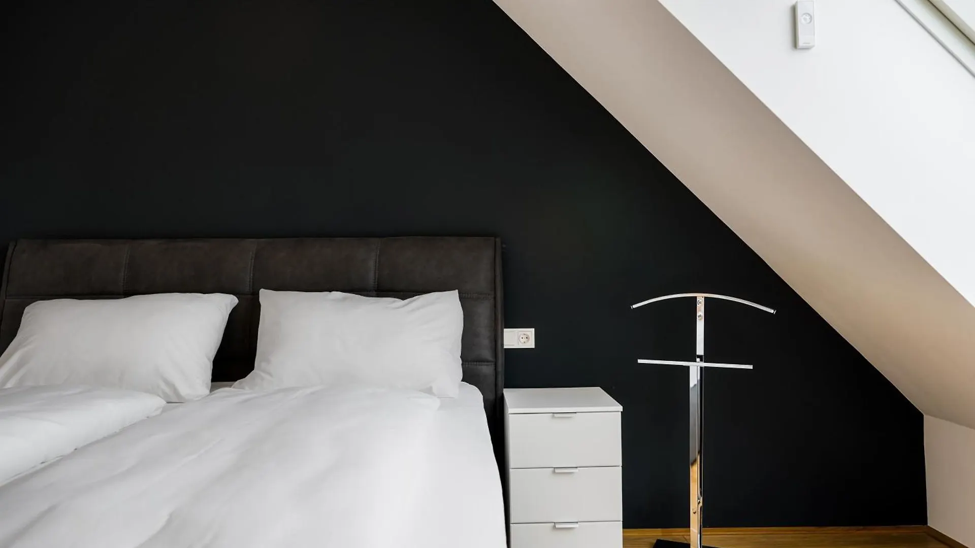 Modern Stylish Design Apartment With Free Parking Emily Viyana