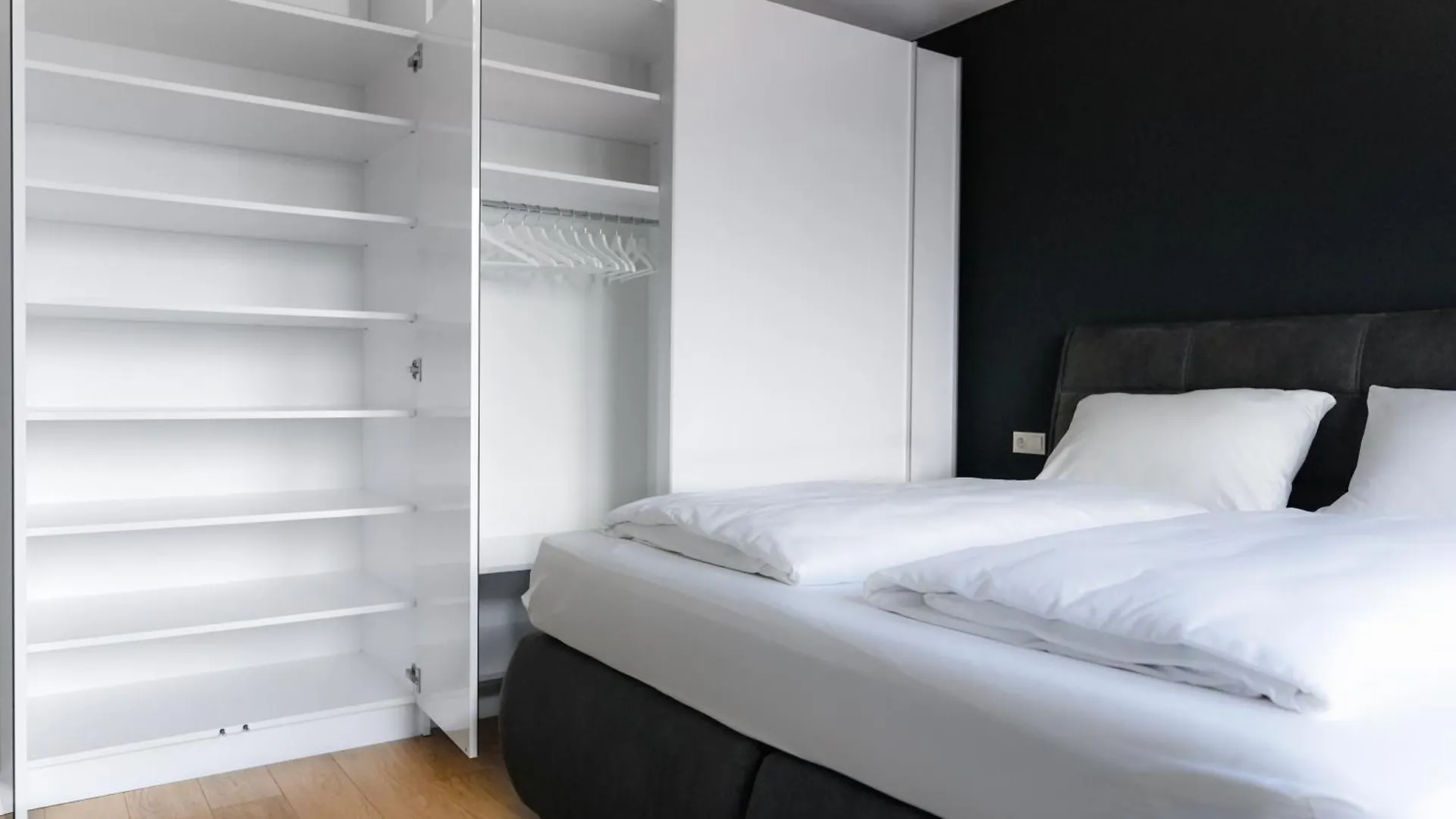 Modern Stylish Design Apartment With Free Parking Emily Viyana 0*,