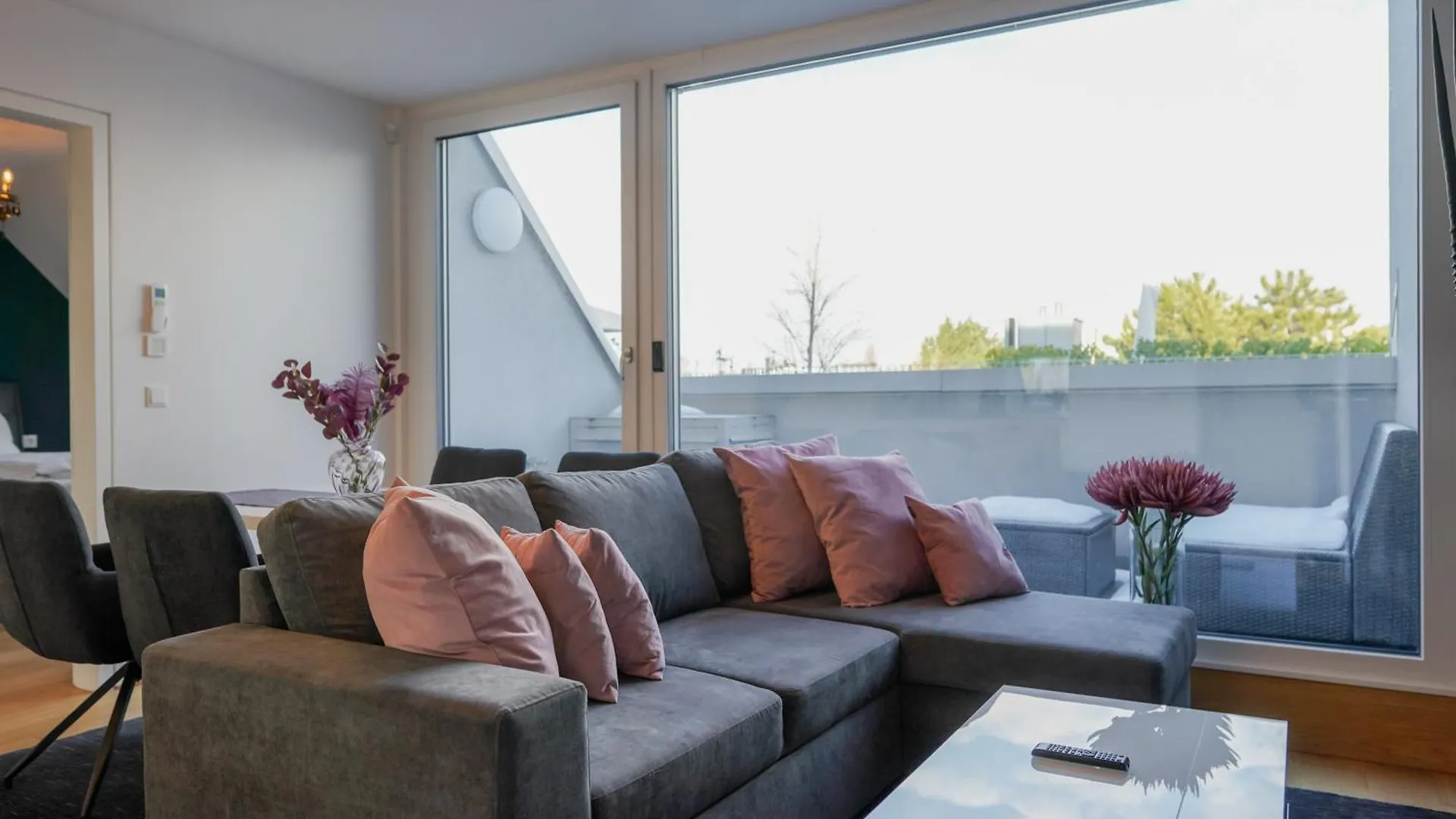 Modern Stylish Design Apartment With Free Parking Emily Viyana