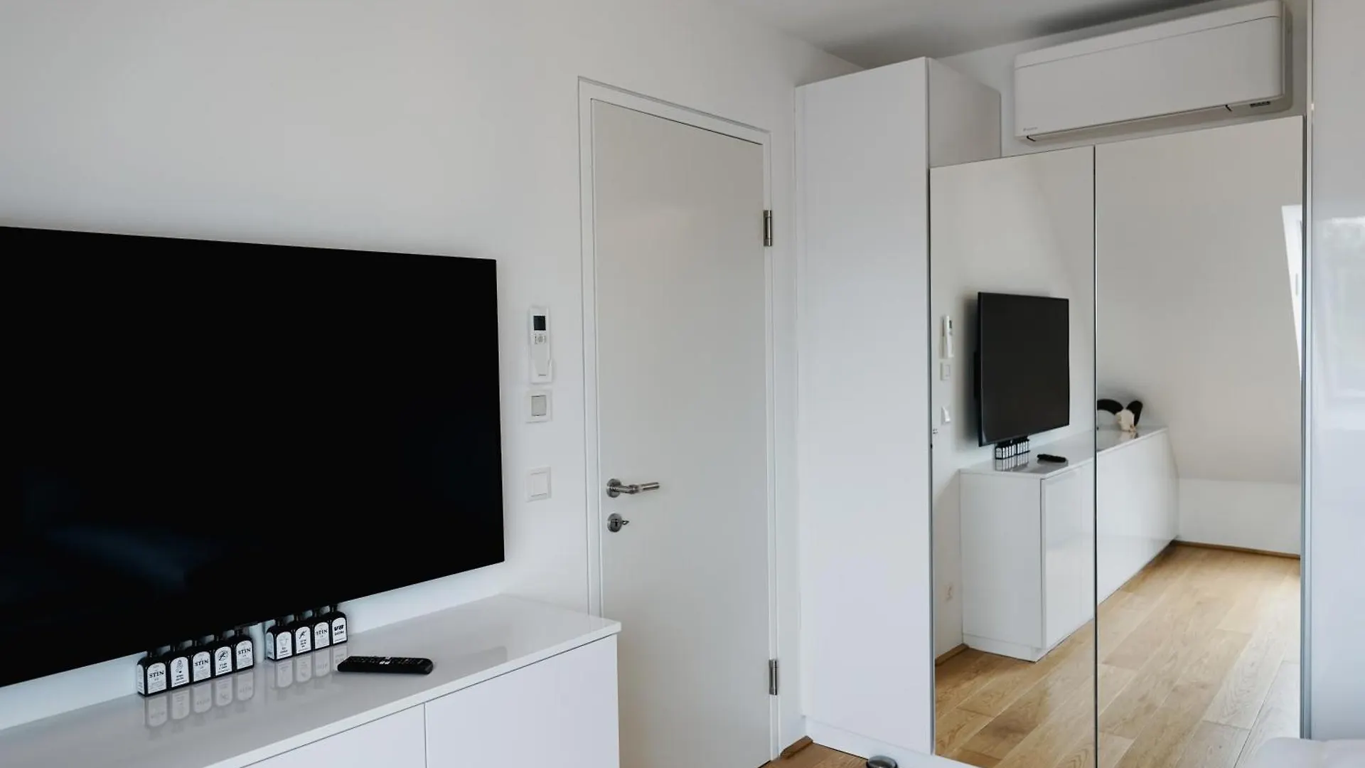 Modern Stylish Design Apartment With Free Parking Emily Viyana