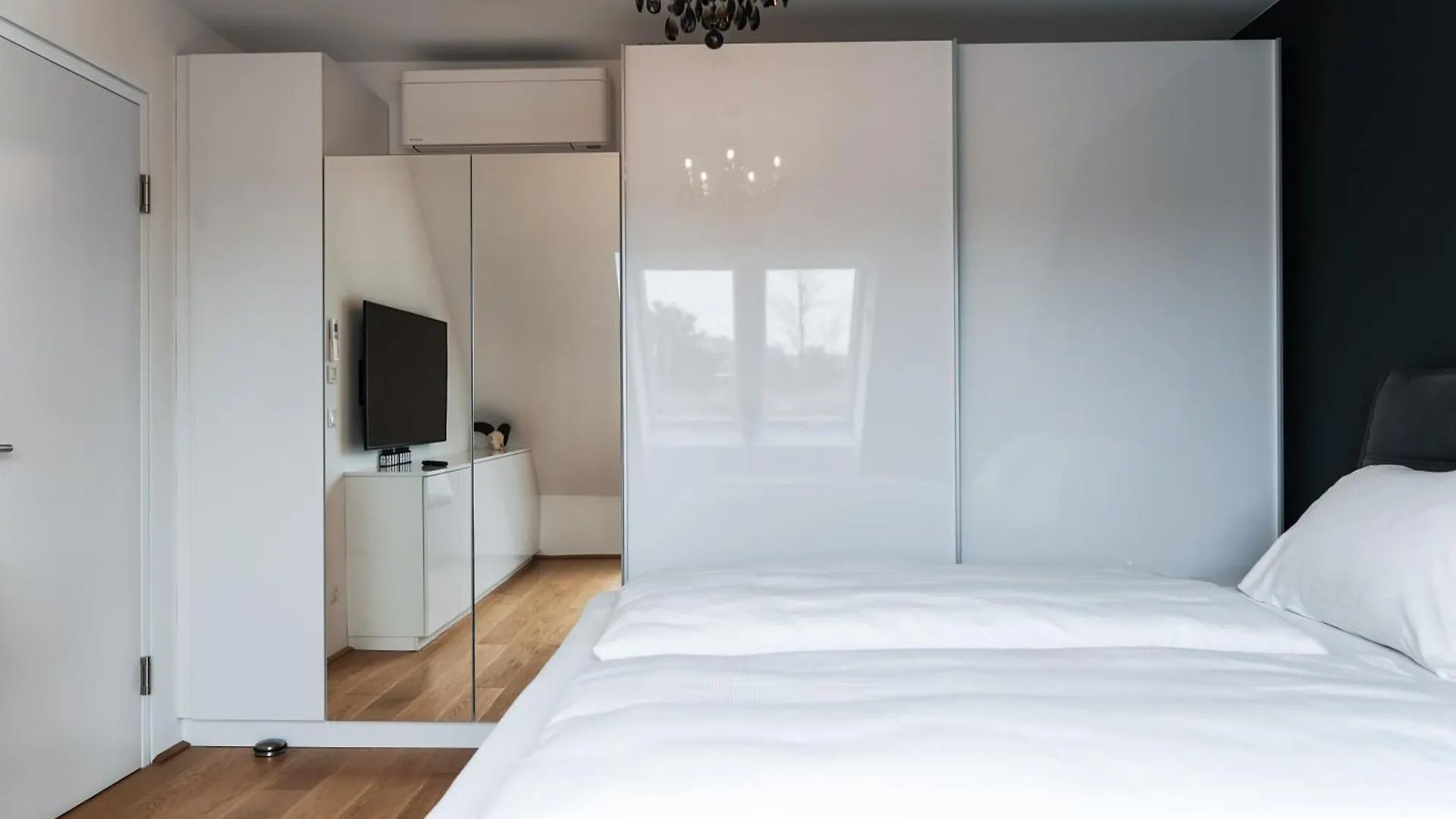 Modern Stylish Design Apartment With Free Parking Emily Viyana
