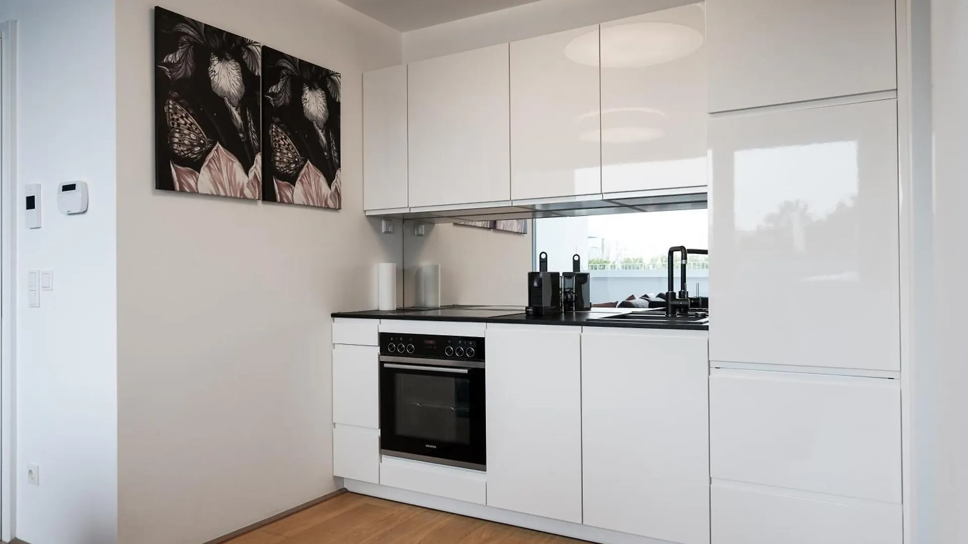 Modern Stylish Design Apartment With Free Parking Emily Viyana